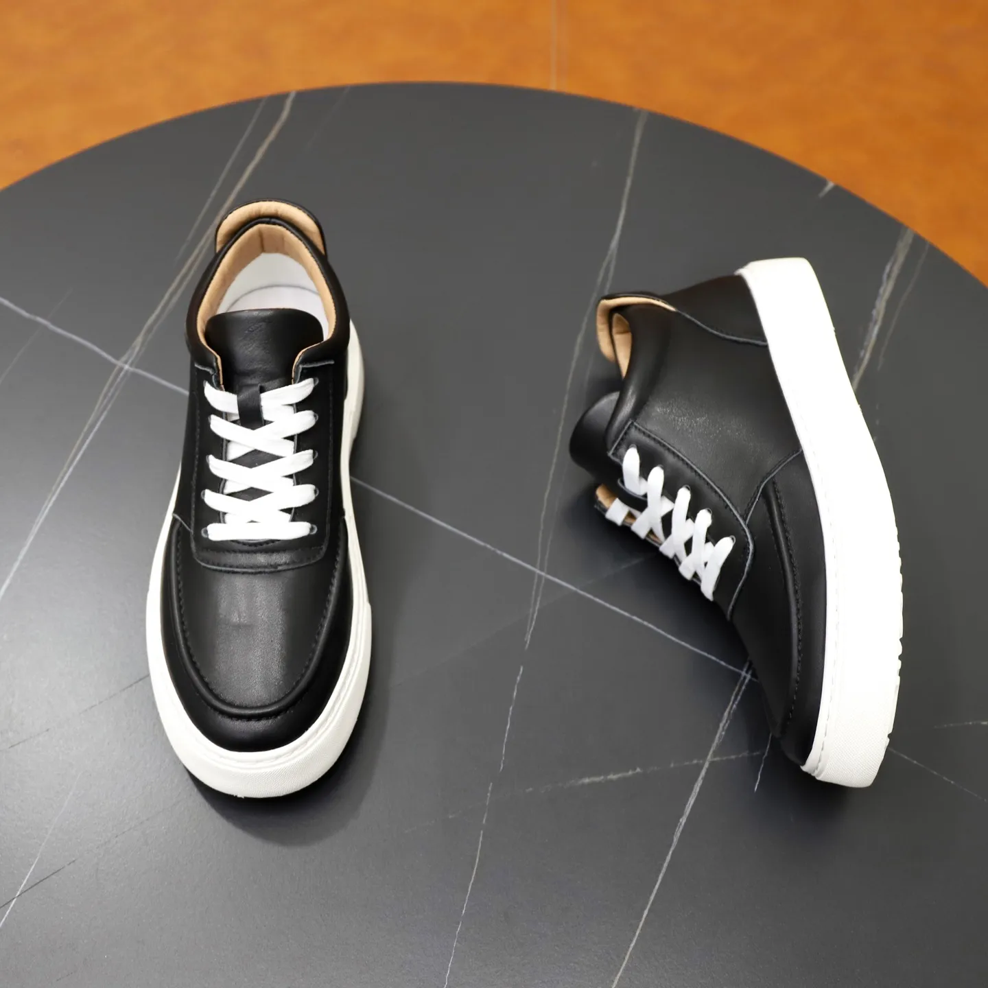 Ex-factory price: 460💰🙅‍♂️🙅‍♂️🙅‍♂️ Brand: PRADA Standard code: 38–44 (45 can be customized) Grade: Same as the official website Material: Original cowhide fabric Comfortable pigskin lining Lightweight wear-resistant outsole Style category: Men's fashionable casual shoes and boots Running sneakers Distinguished luxury brand elements Top luxury Color: actual picture color